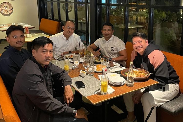 Mantan penyerang sayap Timnas Indonesia Saddil Ramdani kepergok bertemu bos Persib Adhitia Putra Herawan di sebuah restoran, titik terang kemana pelabuhan eks Sabah FC itu selanjutnya.