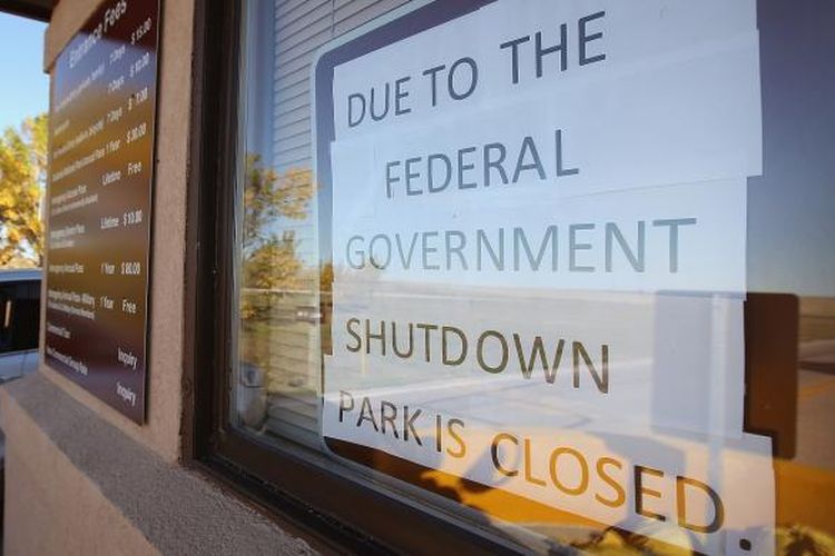 Pengumuman penutupan layanan di Taman Nasional Yosemite, Washington, Amerika, menyusul shutdown layanan pemerintah Amerika karena berlarutnya pembahasan anggaran di parlemen. Gambar diambil Selasa (1/10/2013).