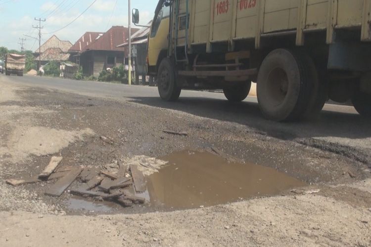 Salah satu ruas di jalan lintas timur Palembang-Ogan Ilir di Desa Lubuk Sakti yang kondisinya rusak parah. Di jalan tersebut sering terjadi kecelakaan baik kendaraan roda dua maupun roda empat.