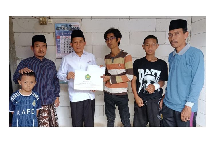 Keluarga Puji Ariani terima bantuan dan beasiswa pendidikan  dari Kemenag. Puji adalah driver ojol perempuan yang meninggal dunia saat menjemput anaknya dari Ponpes. 