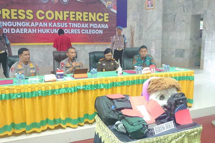 Polres Cilegon bersama Polda Banten berhasil mengamankan pelaku dan korban penculikan anak berusia 4 tahun asal Jombang, Kota Cilegon, Banten. Pelaku dan korban diamankan di wilayah Pasar Minggu Jakarta Selatan pada Rabu (25/1/2023) pukul 02.00 WIB