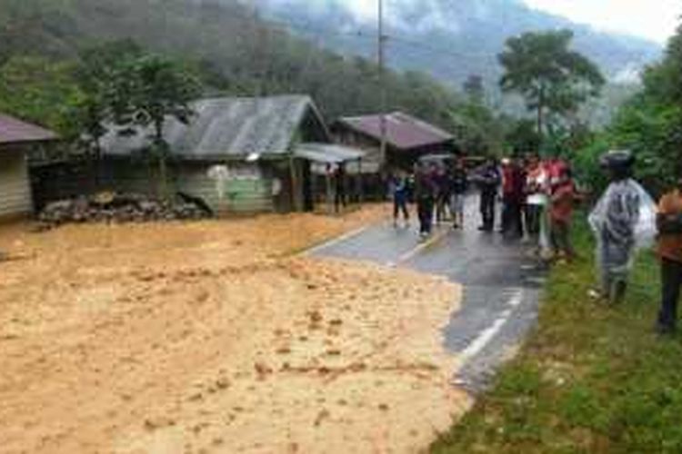Situasi Longsor akibat hujan deras yang terjadi Sabtu, (24/1/2016) sore, yang menerjang sejumlah desa di Kecamatan Rusip Antara, Kabupaten Aceh Tengah, Aceh. Dua rumah dikabarkan tertimbun longsor, sedangkan 12 warga mengungsi ke lokasi yang lebih aman. 