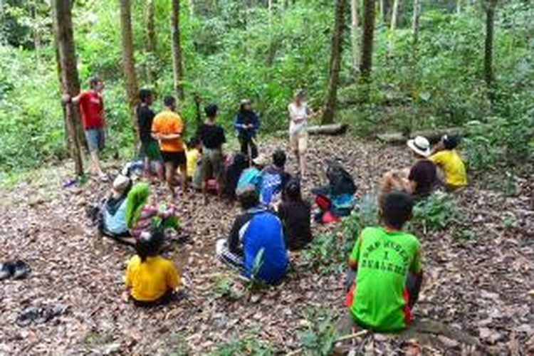 Direktur Alliance for Tompotika Conservation dan pekerja konservasi, Marcy Summers sedang menceritakan kisah penyelamatan Maleo bernama Athena di hutan Tompotika, Sulawesi Tengah.