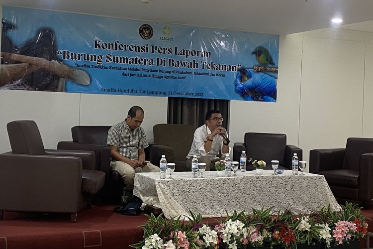 Direktur Flight Indonesia Marison Guciano (kiri) dan Kepala Balai Karantina Lampung Donni Muksydayan (kanan) saat ekspos hasil analisa penyelundupan dan perdagangan ilegal burung liar Sumatera, Kamis (21/20/2023).
