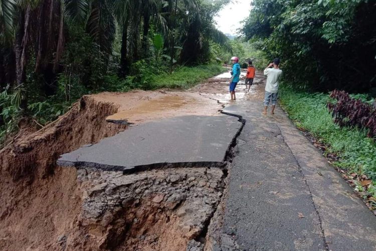 Jalan terban ambles di Nagari Kajai, Pasaman Barat, Sumatera Barat, menyebabkan ribuan pengungsi gempa terisolasi, Selasa (1/3/2022)
