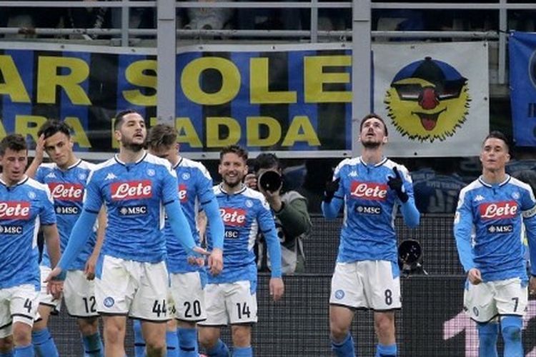 Para pemain Napoli merayakan gol yang dicetak oleh Fabian Ruiz pada laga leg pertama semifinal Coppa Italia menghadapi Inter Milan di Stadion Giuseppe Meazza, Kamis (13/2/2020).
