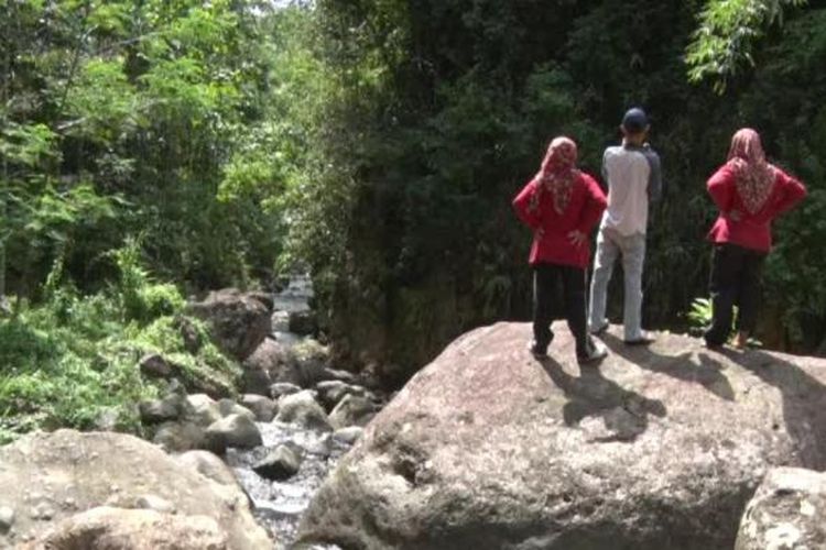 Wisatawan menikmati pemandangan sungai berbatu di kawasan di desa wisata Sawahan, Kecamatan Watulimo, Kabupaten Trenggalek, Jawa Timur.
