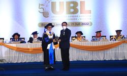 Walkot Metro dan Gubernur Lampung Terima Terima Penghargaan UBL Award