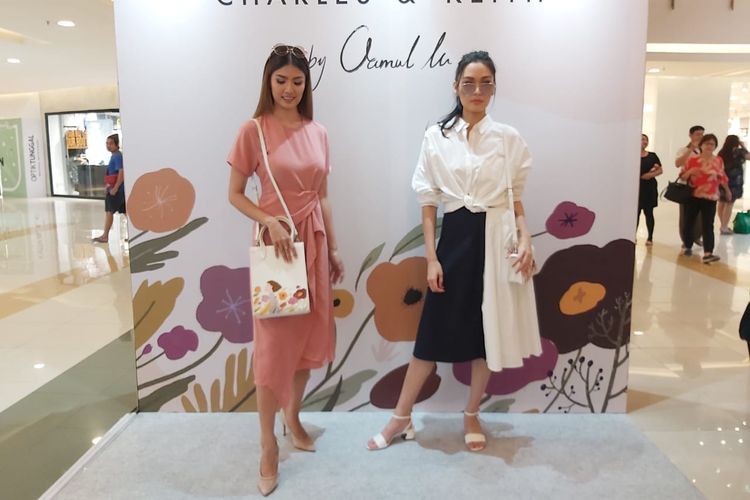 Model menampilkan tas Charles & Keith dengan ilustrasi yang dibuat oleh seniman Oamul Lu.