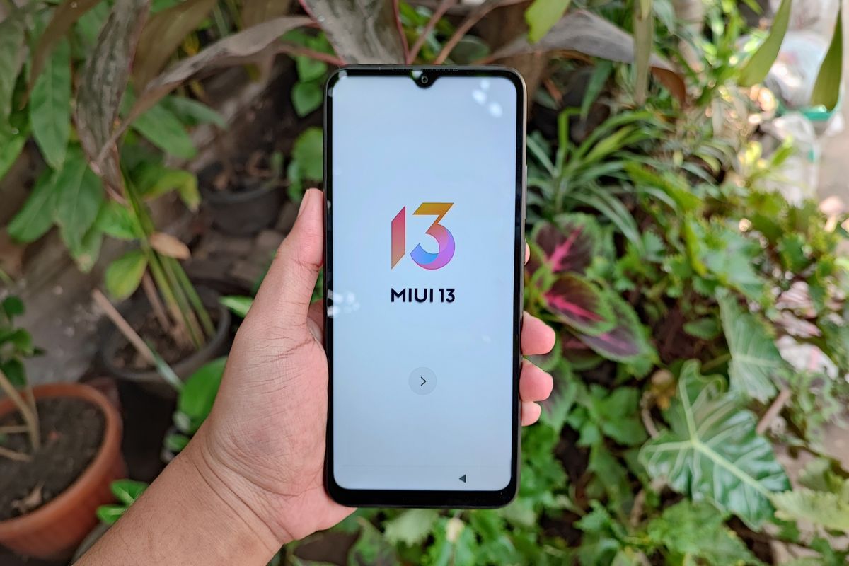 Dari segi software, Redmi 10C sudah menjalankan sistem operasi Android 11 dan dilapisi antarmuka terbaru Xiaomi, MIUI 13. Karena sudah menjalankan MIUI 13, ponsel ini turut dibekali fitur RAM Extension untuk  menambah kapasitas RAM hingga 2 GB.
