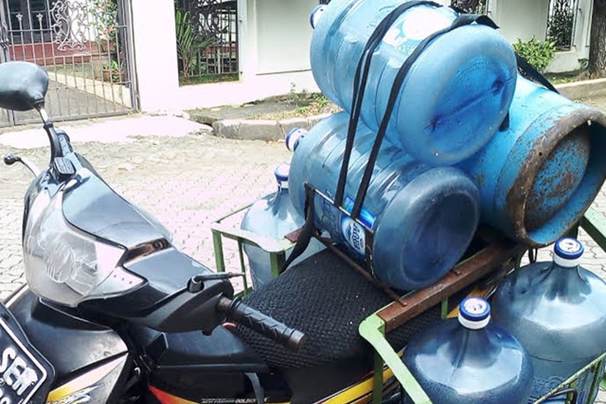 Sepeda motor angkut galon air minum dan tabung gas elpiji.