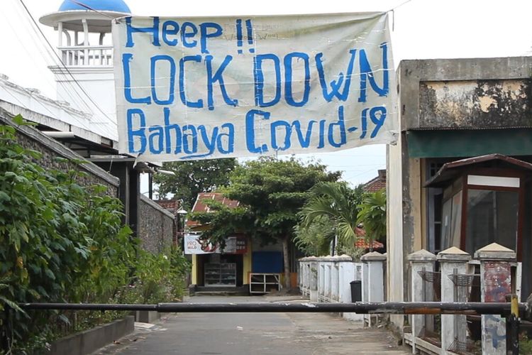 Inilah Lock Down ala kampung di Lingkungan Karang Bedil, Kota Mataram yang dipercaya bisa mengantisipasi penyebaran virus Corona Covid-19 di NTB. Angka positif corona di NTB mencapai 4 orang.