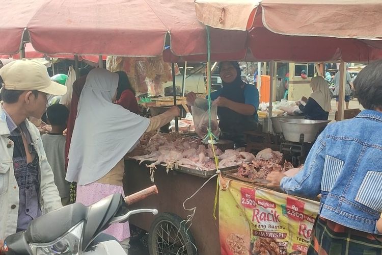 Samini, penjual daging ayam di Pasar Sumber, Kabupaten Cirebon, Jawa Barat mengucap syukur karena penjualan meningkat pada puasa pertama, Selasa (12/3/2024) siang. Penjualan meningkat dari 500-600 kilogram.