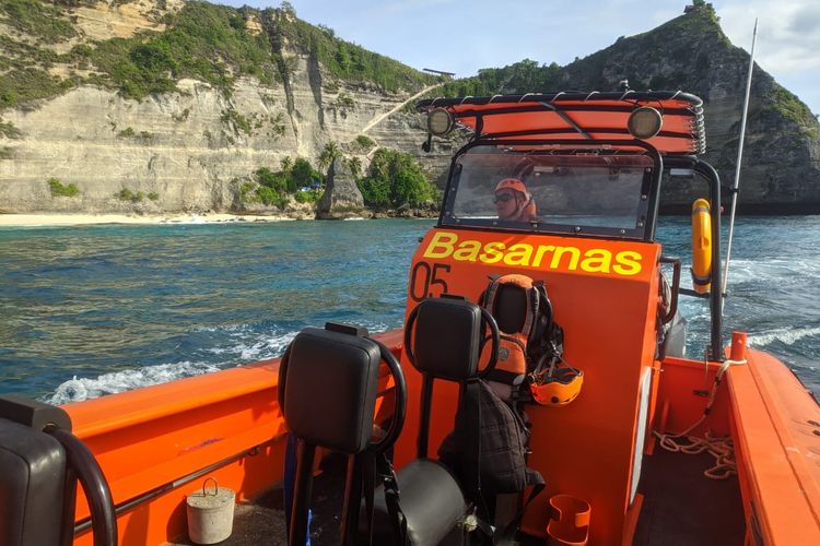 Tim SAR gabungan mengunakan perahu saat berupaya melakukan pencarian terhadap dua WNA, berinisial YC asal Jerman, dan MM, asal Austria, yang tenggelam di pantai Diamond Beach, Pejukutan, Nusa Penida, Klungkung, Bali. / Dok. Humas Basarnas Bali