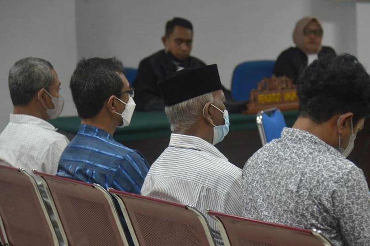 Terdakwa Kepala Bidang Pembibitan dan Produksi Dinas Peternakan Aceh, Alimin Hasan (kedua kanan), bersama Pejabat Pelaksana Teknis Kegiatan, Ichwan Perdana (kedua kiri), dan dua rekanan perusahaan pemenang tender mengikuti sidang dengan agenda pembacaan putusan majelis hakim di Pengadilan Tipikor Banda Aceh, Aceh, Selasa (7/6/2022).
