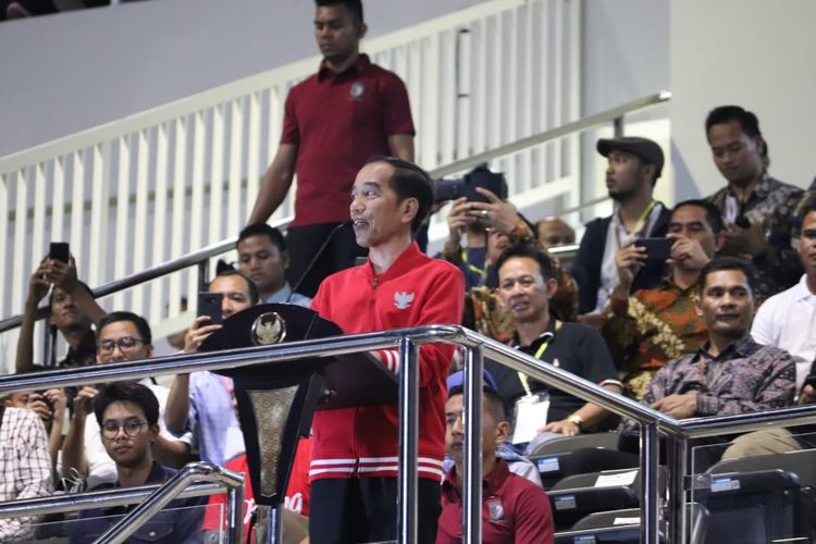 Presiden Joko Widodo saat menghadiri laga Persis Solo vs Persib di Stadion Manahan, Solo, Sabtu (15/2/2020).
