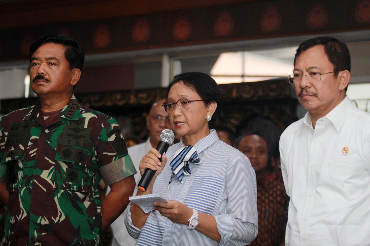 Menteri Luar Negeri Retno R Marsudi (tengah) didampingi Menteri Kesehatan  Terawan Agus Putranto (kanan) dan Panglima TNI Marsekal Hadi Tjahjanto (kiri) memberikan keterangan pers terkait pelaksanaan pejemputan Warga Negara Indonesia (WNI) di Wuhan, China, di Bandara Soekarno-Hatta, Tanggerang, Sabtu (1/2/2020).