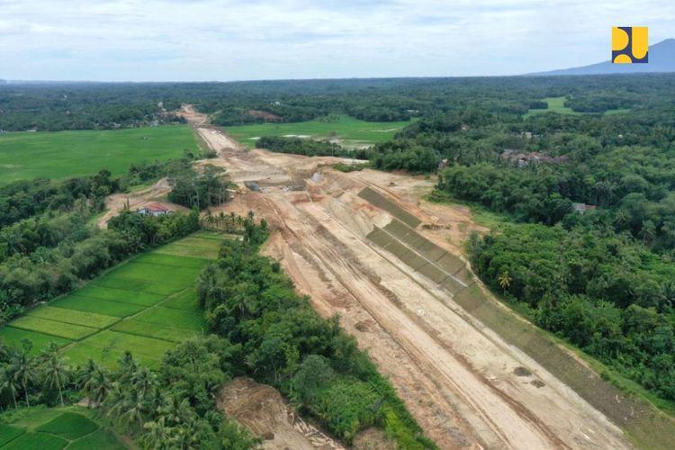 Pembangunan infrastruktur salah satu Proyek Strategis Nasional (PSN), yaitu jalan tol Serang–Panimbang sepanjang 83,67 kilometer.