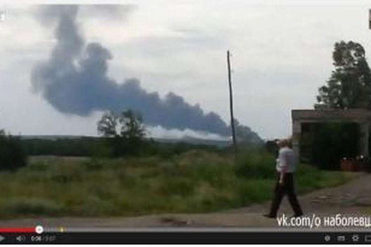 video yang diduga pesawat Malaysia Airlines MH17 yang jatuh di Ukraina yang beradar di youtube.