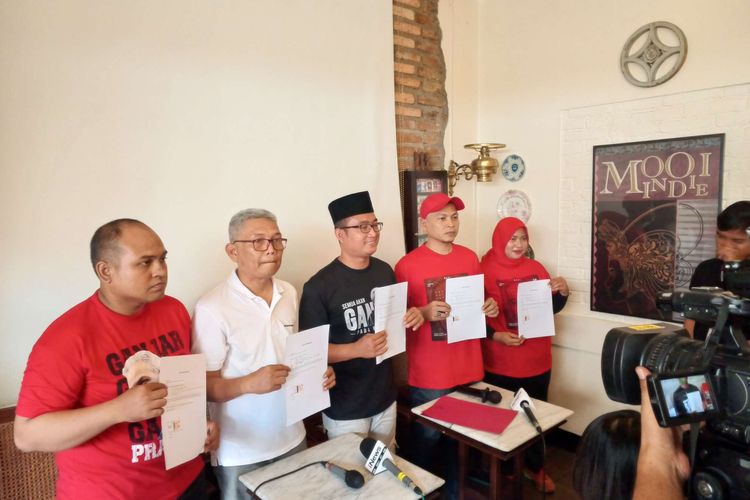 Para calon legislatif dari Partai Solidaritas Indonesia (PSI) mengundurkan diri karena DPP PSI dinilai tak konsisten mendukung Ganjar Pranowo sebagai capres, Cikini, Jakarta Pusat, Selasa (22/8/2023).