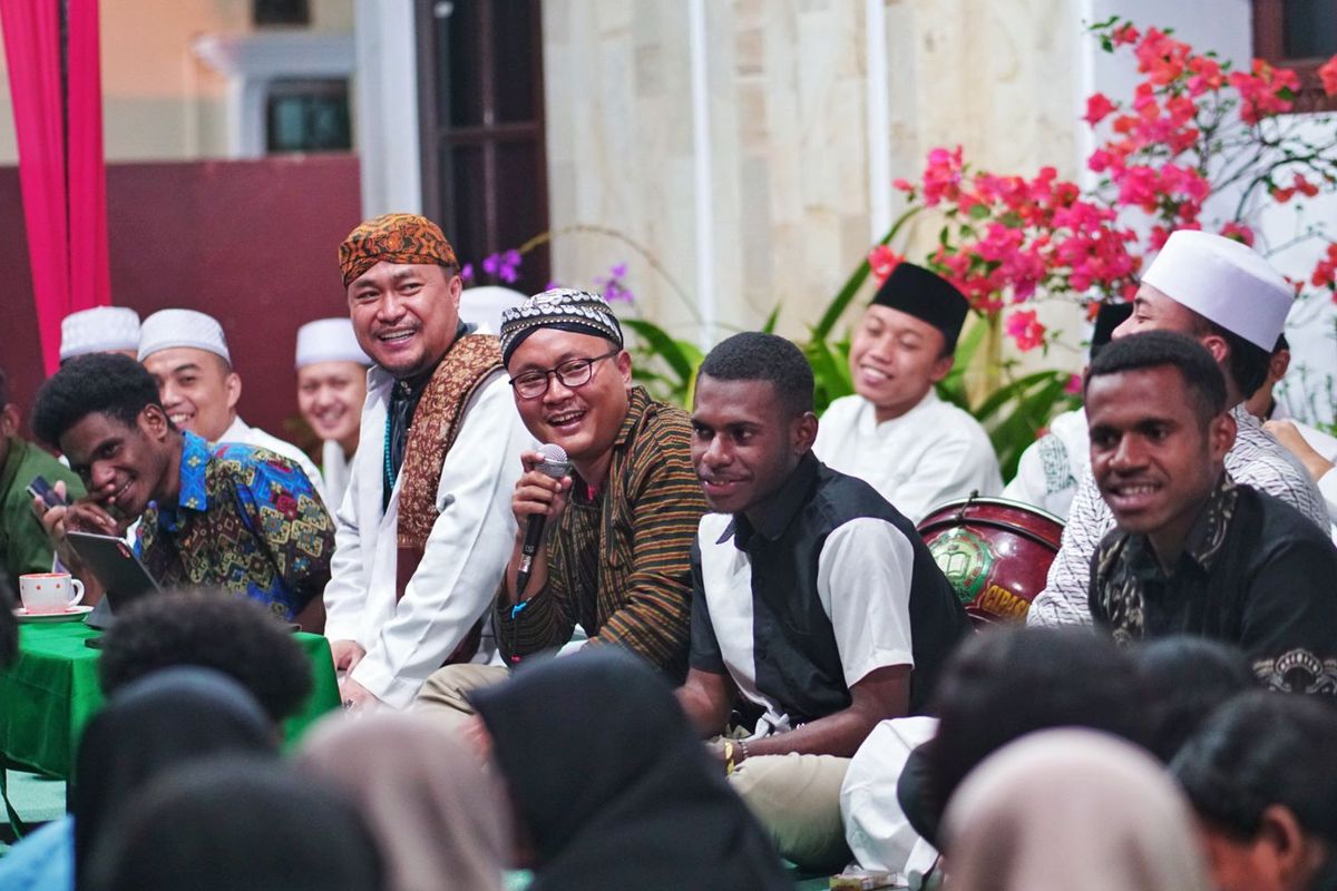 Ribuan santri Ponpes Cipasung, Tasikmalaya, Jawa Barat, bersama puluhan pemuda Papua gelar acara doa bersama untuk kedamaian Papua, pada Kamis (24/8/2023).