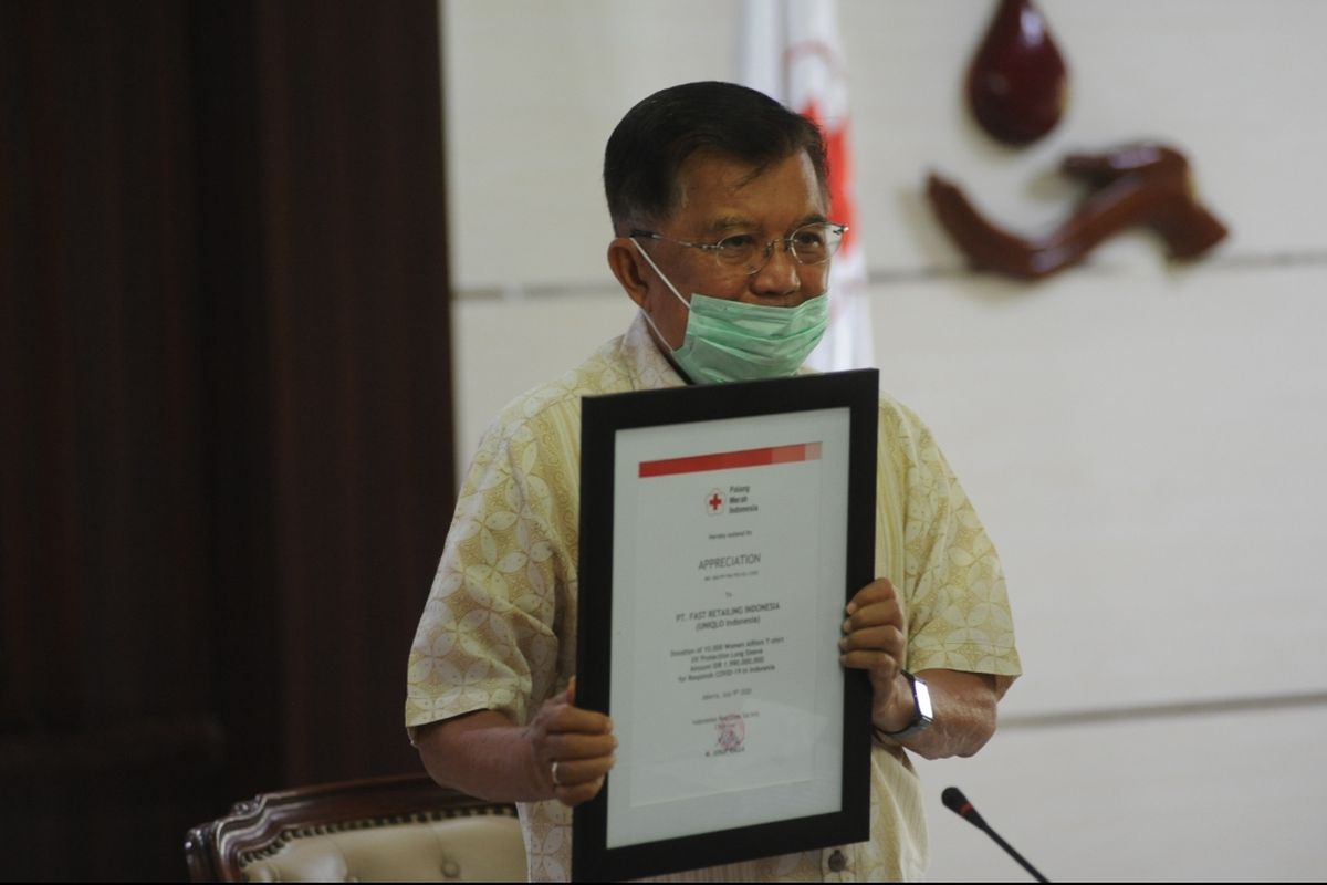Jusuf Kalla, Ketua Perhimpunan Palang Merah Indonesia mewakili PMI menerima donasi AIRism T-Shirt UV Protection lengan panjang dari UNIQLO untuk para tenaga medis.