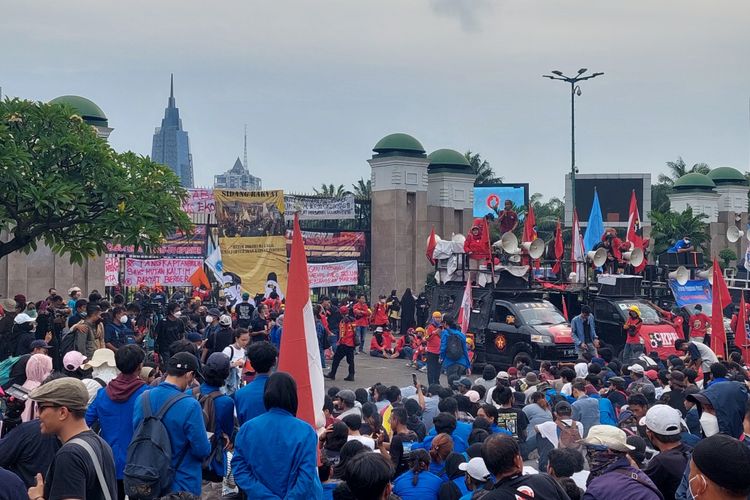 Suasana massa aksi yang memenuhi depan gedung DPR/MPR, Jakarta, Kamis (21/4/2022).
