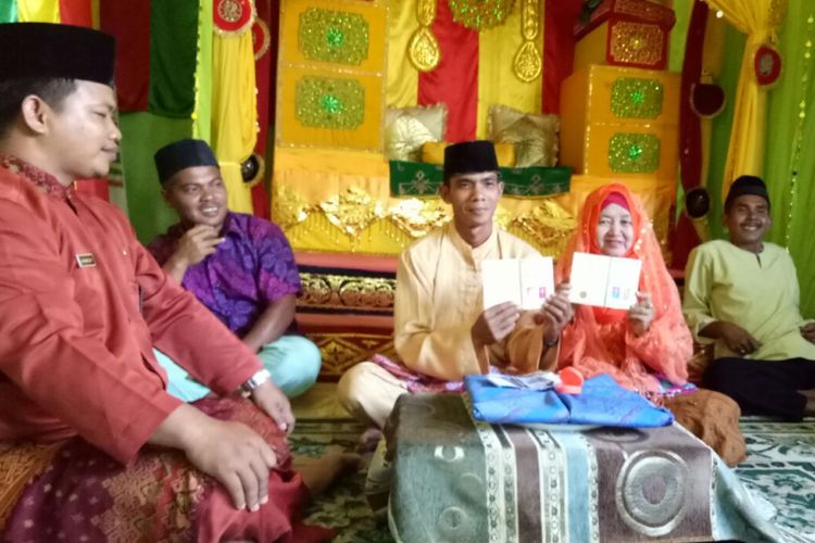 Syukrin Syah dengan usia 30 tahun dan mempelai perempuan bernama Idah Wahdaniyah yang berusia 60 tahun. Pasangan ini memutuskan untuk menikah atas dasar suka sama suka.