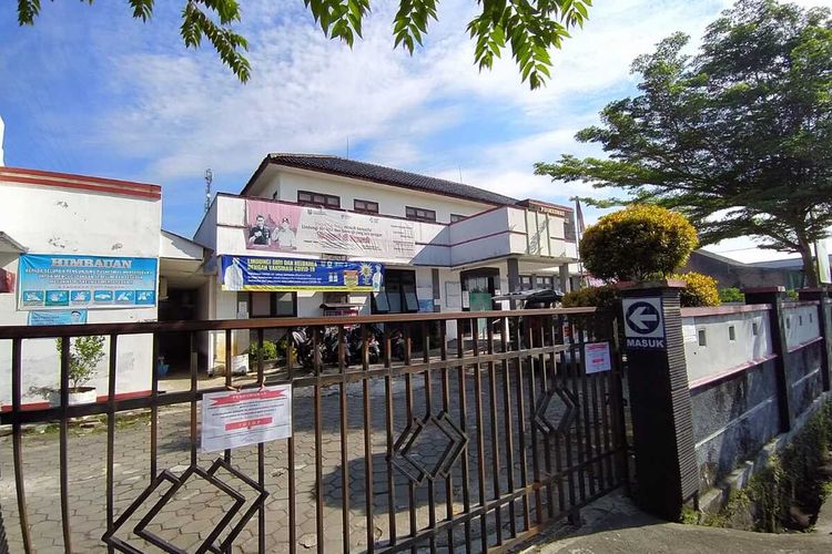 Puskesmas Mertoyudan II, Kecamatan Mertoyudan, Kabupaten Magelang, Jawa Tengah, ditutp sementara karena 3 orang tenaga kesehatan dikonfirmasi positif Covid-19, mulai 8-10 Juli 2021,