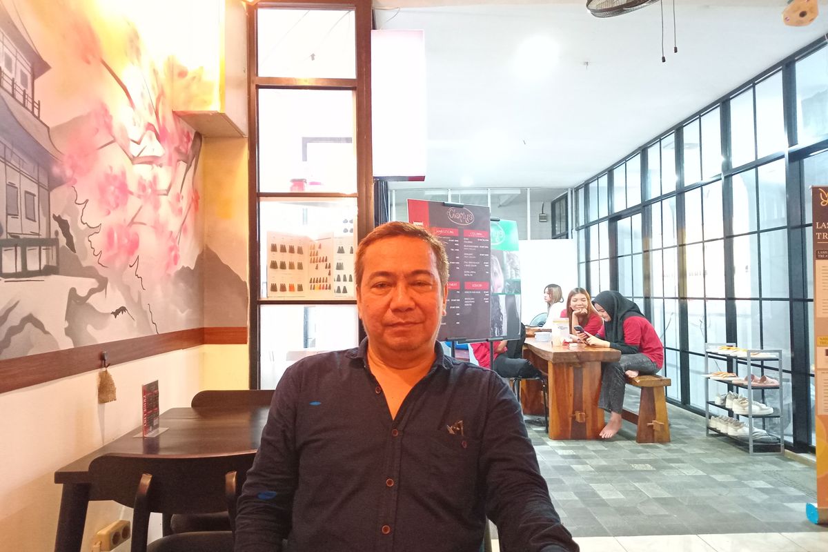 Awin Hendarwin (54), pemilik restoran Jepang, Jikanda Resto, di Kawasan Pasar Minggu, Jakarta Selatan, yang baru bertemu dengan sang kakak setelah 18 tahun terpisah, Minggu (9/6/2024).