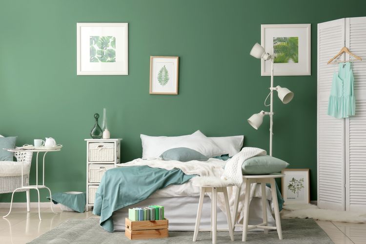 Ilustrasi kamar tidur dengan warna cat dinding hijau. 