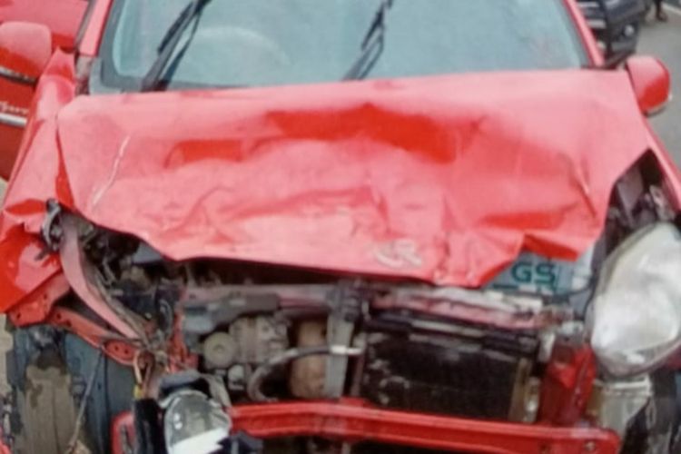Bagian depan mobil Ayla ringsek akibat menabrak Pajero setelah terlibat aksi kejar-kejaran, Jumat (12/11/2021).