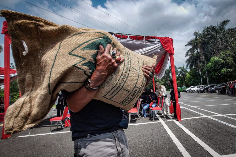 Petani kopi membawa karung berisi greenbean Kopi Gununghalu untuk diekspor.