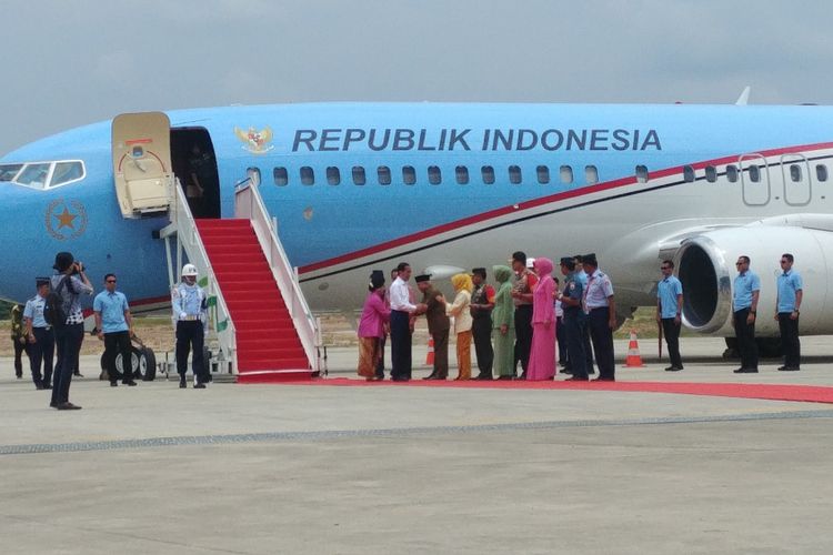 Presiden Joko Widodo tiba di Bandara Aji Tumenggung Pranoto, Samarinda, Kamis (25/10/2018).