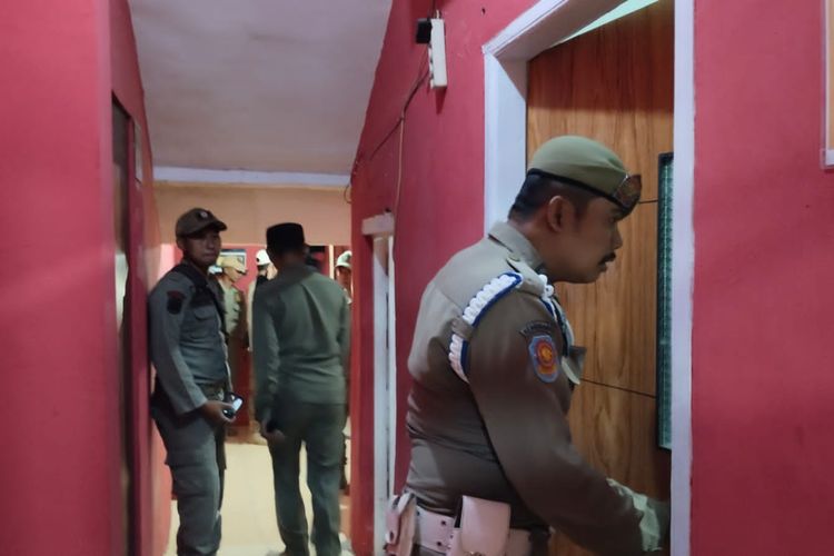 Petugas Satpol PP Lumajang melakukan razia penyakit masyarakat di kamar kos, Senin (22/7/2024) dinihari.