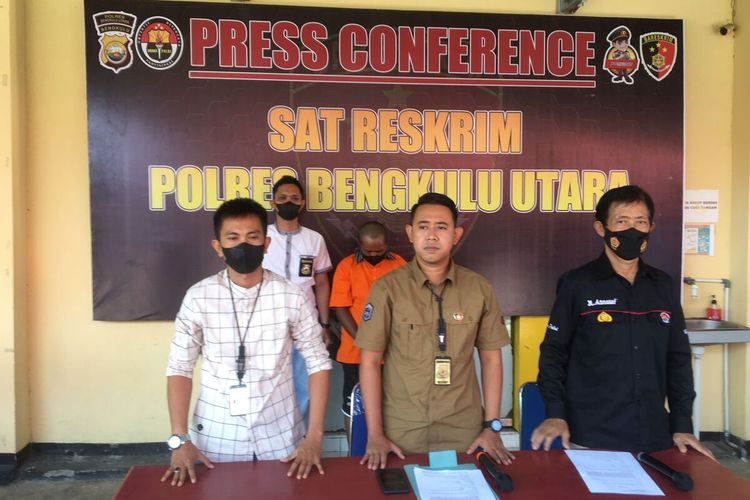 Polres Bengkulu Utara meringkus seorang petani inisial KHP (41) seorang petani di Kabupaten Bengkulu Utara pelaku menyetubuhi anak kandungnya berusia 16 tahun hingga hamil 7 bulan.