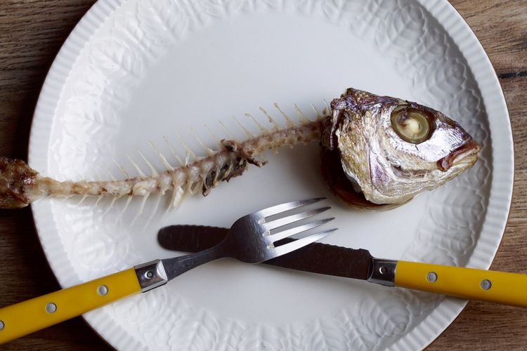 8 Cara Mudah Keluarkan Tulang Ikan yang Tersangkut di Tenggorokan