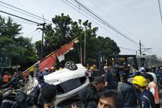 Mobil Tertabrak KRL di Depok, Saksi: Sopir Keluar Kendaraan Sesaat Sebelum Kejadian dan Panjat Pagar