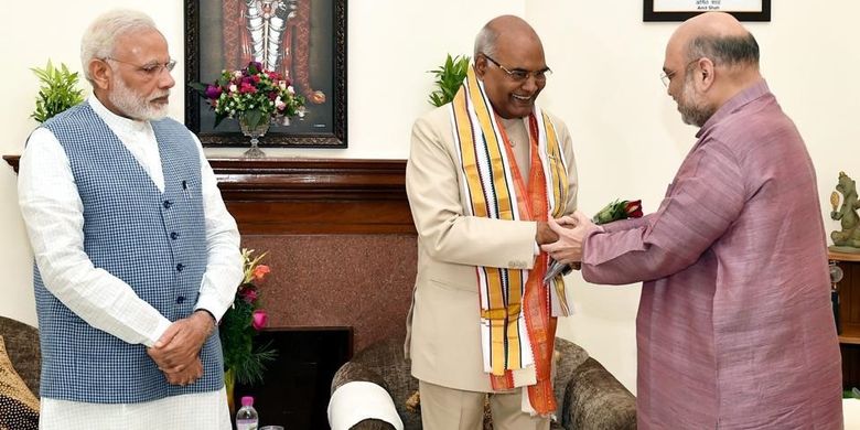 Perdana Menteri (PM) India, Narendra Modi, bersama Ketua BJP, Amit Shah (kanan), mengucapkan selamat kepada Ram Nath Kovind (tengah), yang terpilih menjadi Presiden India ke-14, di New Delhi, Kamis. 