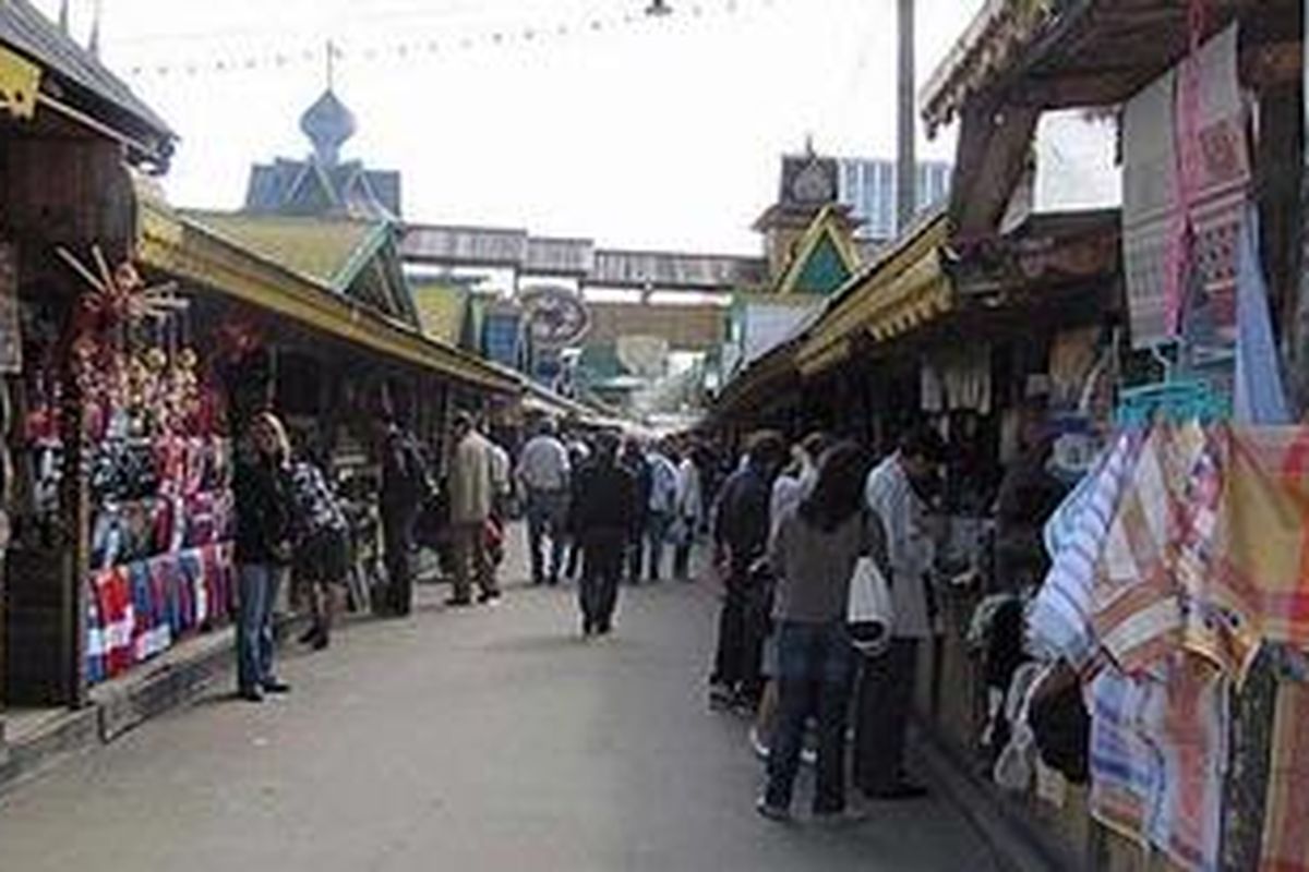 Ismailovo, pasar souvenir paling lengkap dan paling murah di Moskwa, Rusia. Saat musim hujan, lokasi ini terlihat becek.