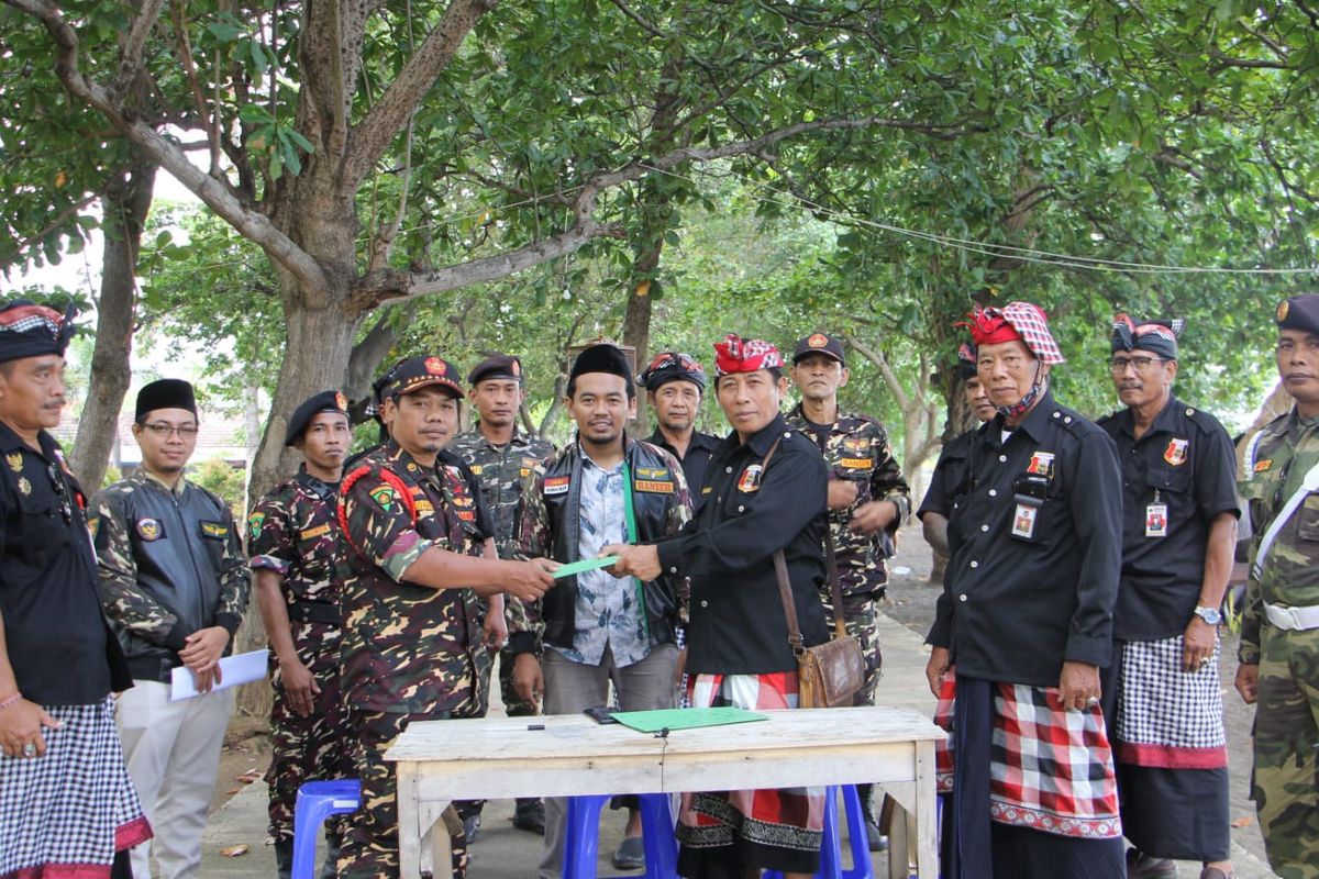 Banser Buleleng dan Pasikian Pecalang Buleleng berkolaborasi dalam tugas pengamanan Nyepi. 