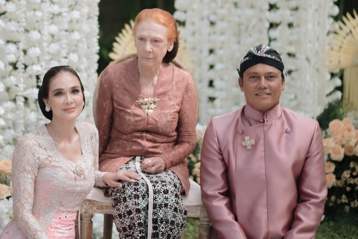 Luna Maya bersama ibu dan kakaknya, Tipi Jabrik.