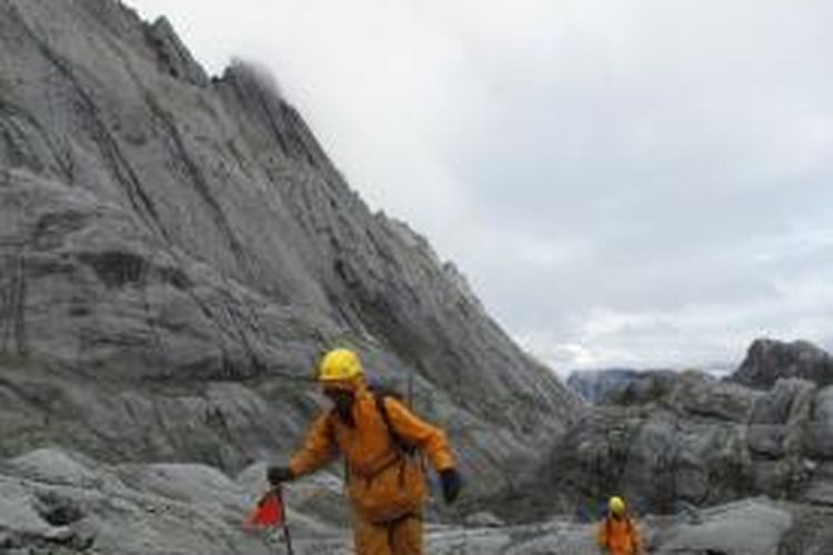 Kondisi pendakian Carstenz Pyramid, Papua, oleh tim 7 Summits Indonesia. Mereka berhasil mencapai puncak pada 18 April 2010 dan menggunakan kondisi alam Papua untuk berlatih sebelum mendaki enam gunung tertinggi di dunia.