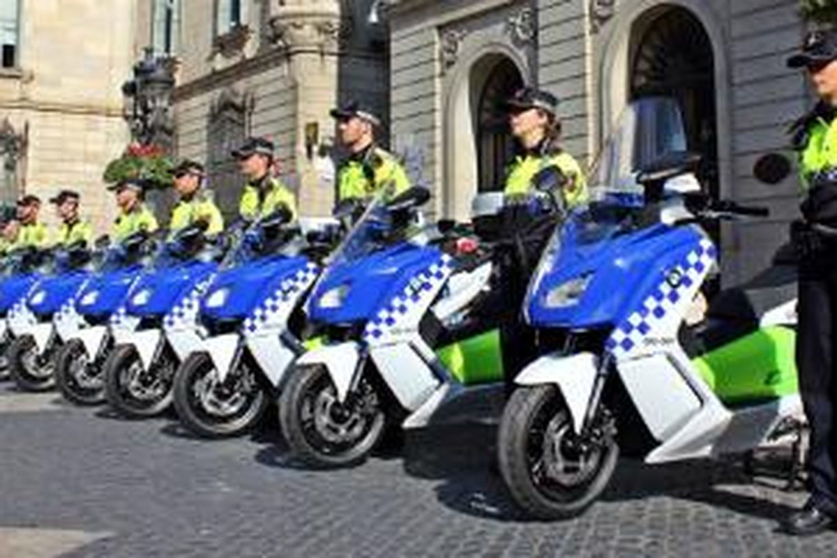 BMW C Evolution dipercaya kepolisian Barcelona sebagai kendaraan dinas.