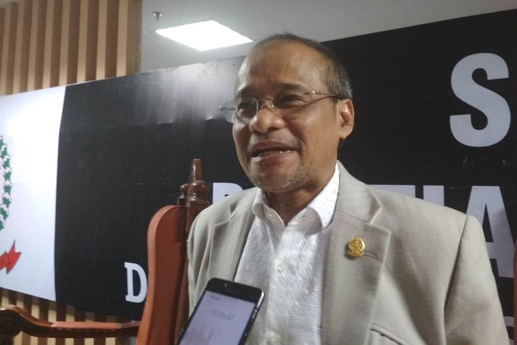 Ketua Pansus Hak Angket Gubernur Sulawesi Selatan, Kadir Halid, saat diwawancara di Gedung DPRD Sulsel, Jumat (16/8/2019) dini hari.