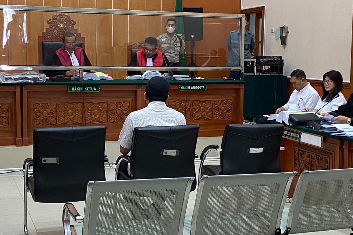 Suasana sidang anak buah Irjen Teddy Minahasa di PN Jakarta Barat, Rabu (15/2/2023). Anggota Opsnal Satresnarkoba Polres Jakarta Barat Aipda Ahmad Darmawan alias Ambon menjadi saksi yang dihadirkan jaksa penuntut umum. 