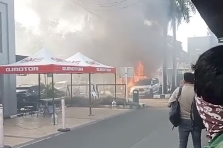 3 Mobil Terbakar di TIS Square Tebet, Api Berawal dari Sedan yang Terparkir