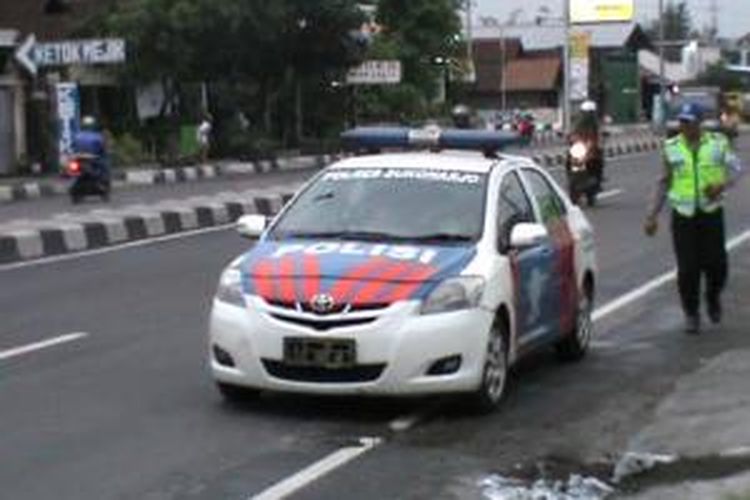 Polisi di lokasi kecelakaan di Ngasem,Kartasura, Sukoharjo, Selasa (12/11/2013). 