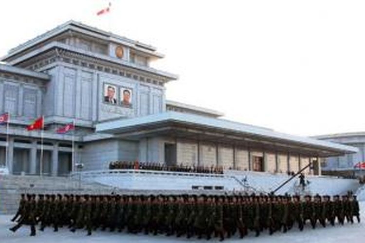 Istana Kumsusan juga merupakan lokasi mouseleum yang menyimpan jasad mantan pemimpin tertinggi Korea Utara Kim Jong Il.