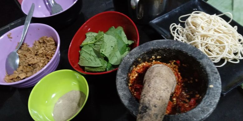 Sajian mi ayam bakar geprek kuah Sukiyaki. Inovasi kuliner khas Cianjur, Jawa Barat.